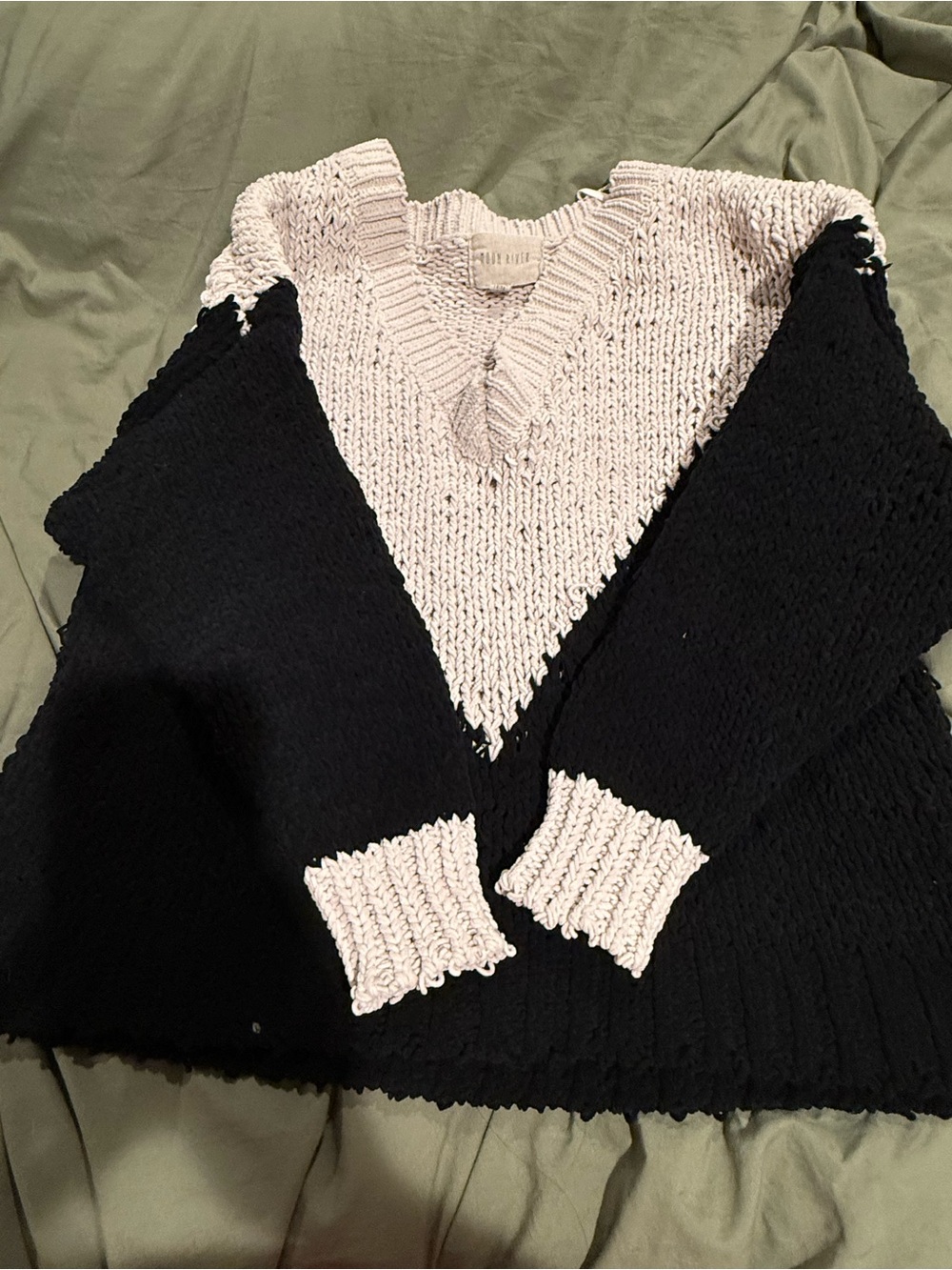 Moon River Black & Cream V-Neck Colorblock Sweater